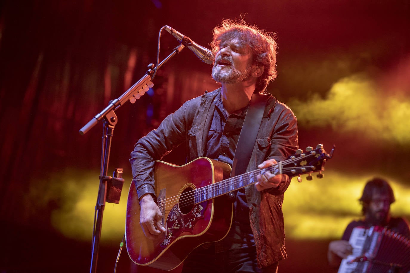 Actuación de Quique González, junto a los detectives, en el Huercasa Country Festival.