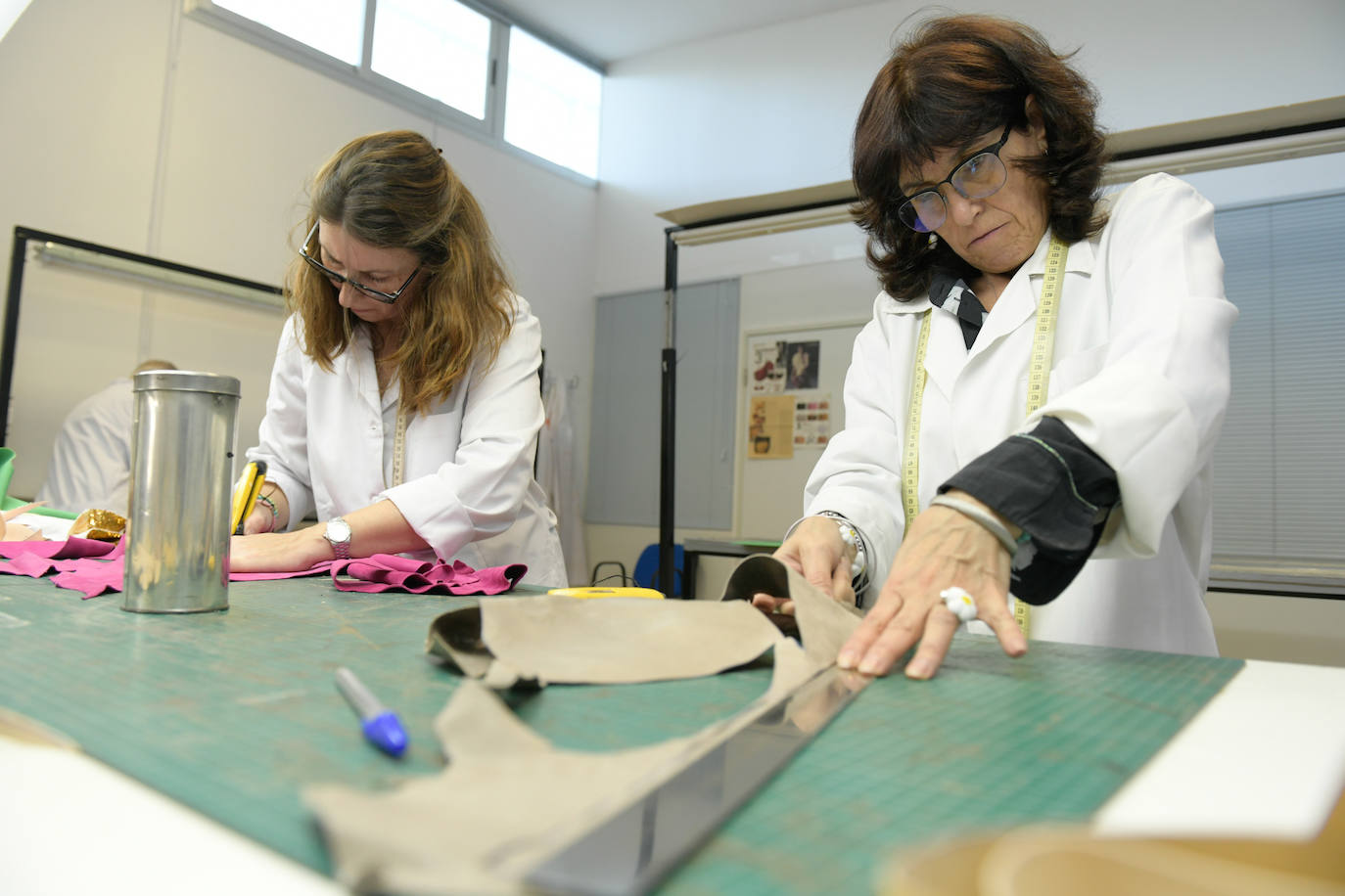 Imágenes del curso de elaboración artesana de un par de zapatos impartido por Rocío Mozo en el Centro Regional de Artesanía de Castilla y León.