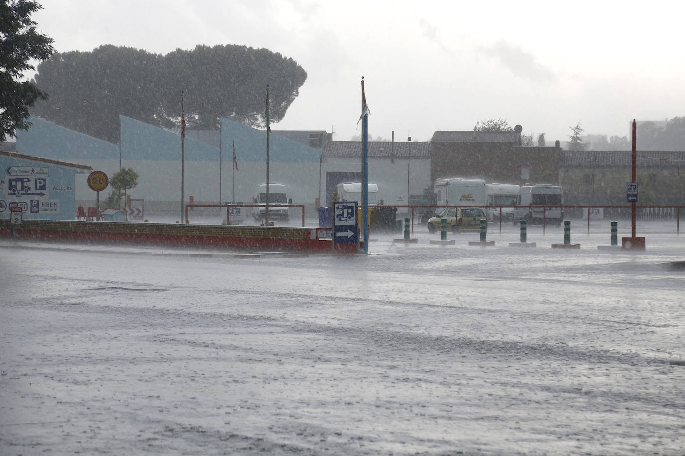 Fotos: Una tormenta anega veinte garajes en Grijota y causa daños en Palencia capital