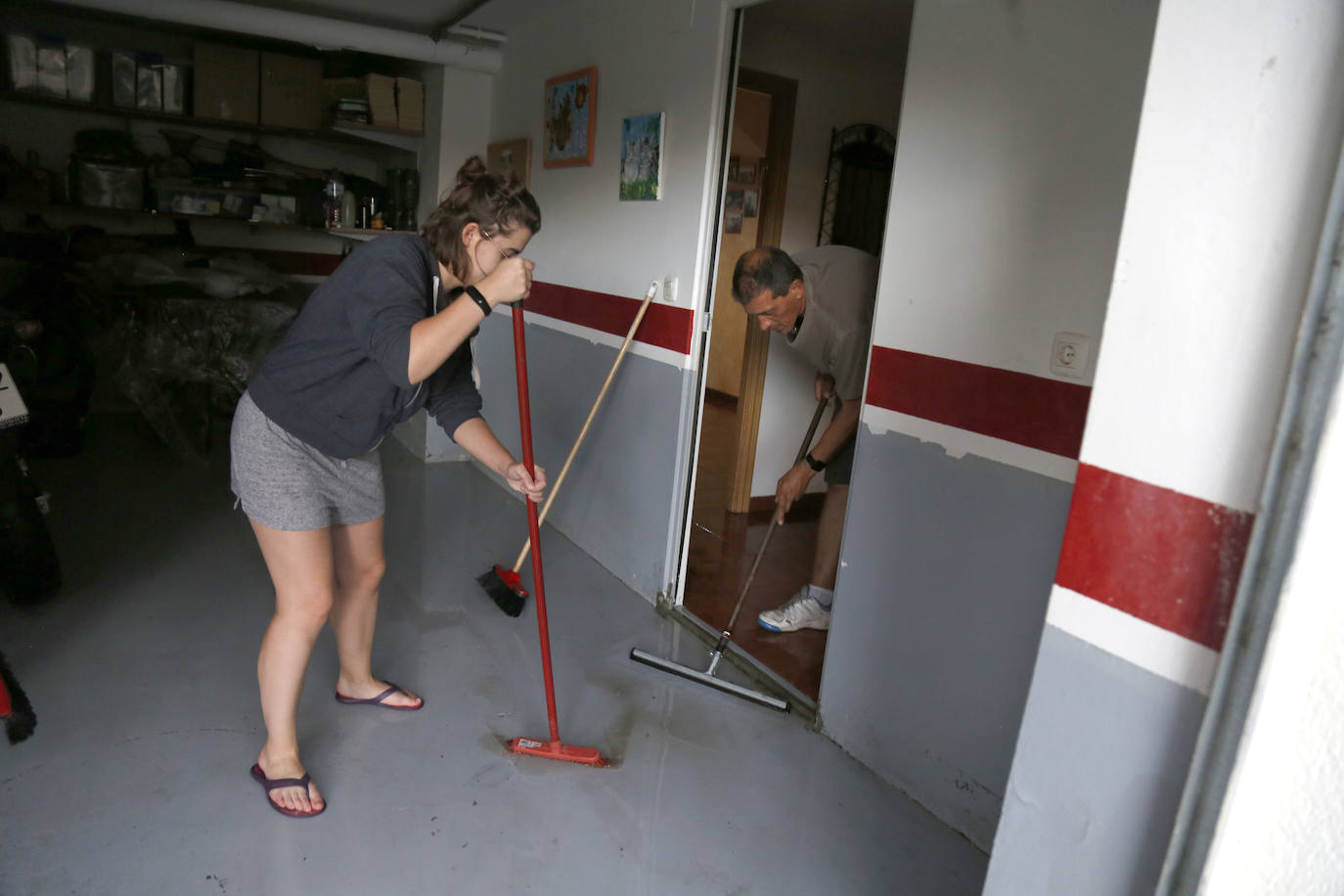 Fotos: Una tormenta anega veinte garajes en Grijota y causa daños en Palencia capital