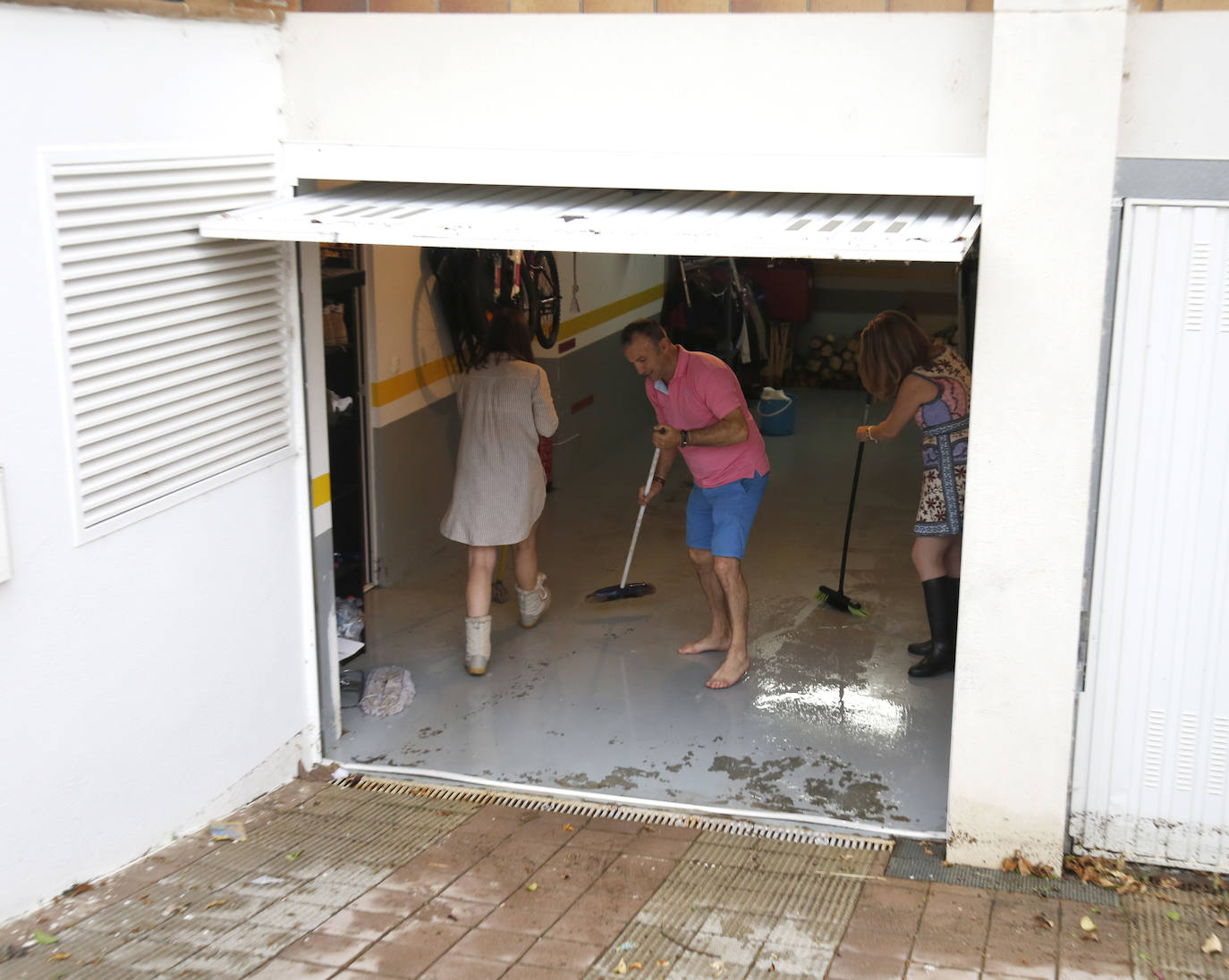 Fotos: Una tormenta anega veinte garajes en Grijota y causa daños en Palencia capital