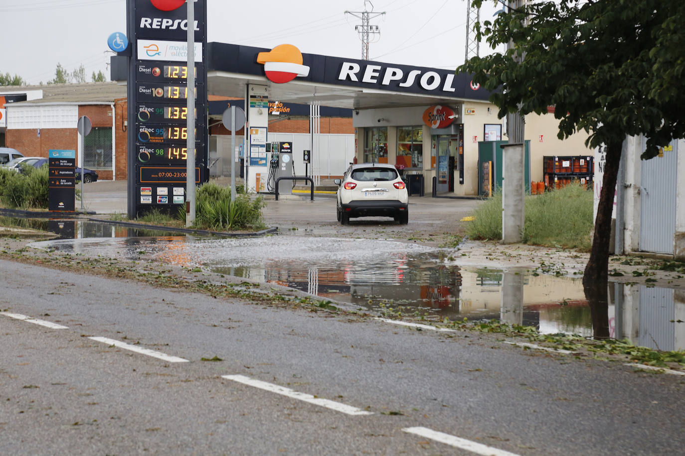 Fotos: Una tormenta anega veinte garajes en Grijota y causa daños en Palencia capital