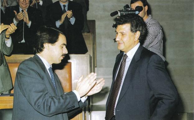 José María Aznar aplaude a su sucesor Jesús Posada, durante la investidura de este último en 1989