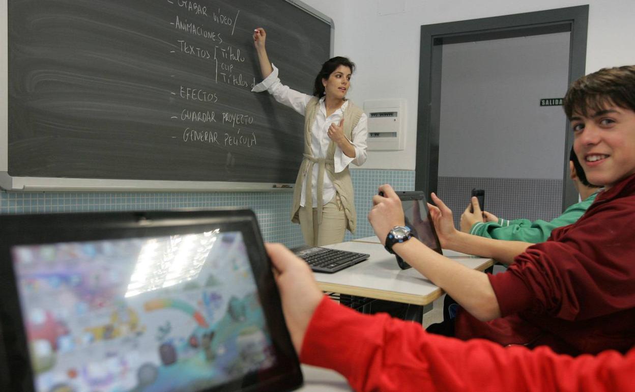 Una profesora imparte clase a sus alumnos en un instituto de la provincia salmantina. 