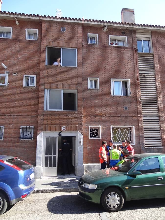 El fallecido era un hombre de 85 años que vivía sola y que llevaba, al menos, una semana muerto en la cama de la habitación de su casa, situada en un bajo del número 6 de la calle Ebro