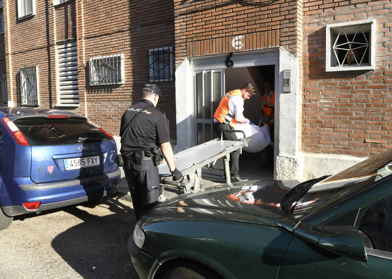 El fallecido era un hombre de 85 años que vivía sola y que llevaba, al menos, una semana muerto en la cama de la habitación de su casa, situada en un bajo del número 6 de la calle Ebro