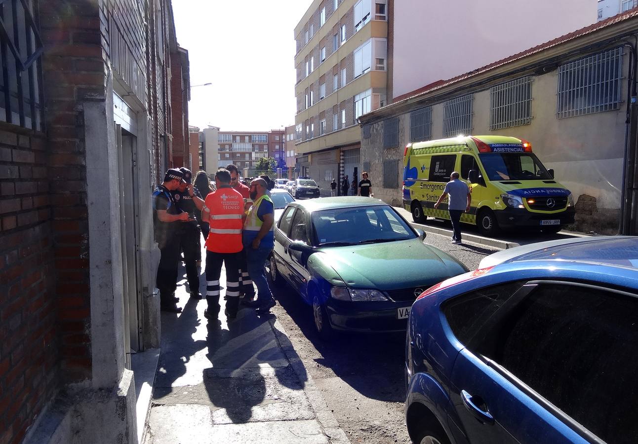 El fallecido era un hombre de 85 años que vivía sola y que llevaba, al menos, una semana muerto en la cama de la habitación de su casa, situada en un bajo del número 6 de la calle Ebro