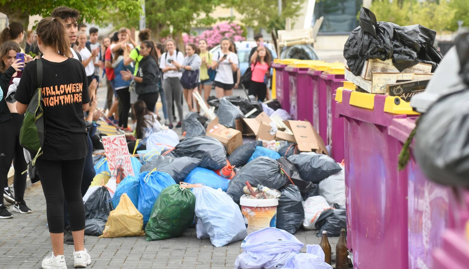 Más de 50 jóvenes limpian los descampados del barrio de Parquesol en un intento de concienciar a la población sobre la problemática de la basura y el medioambiente.