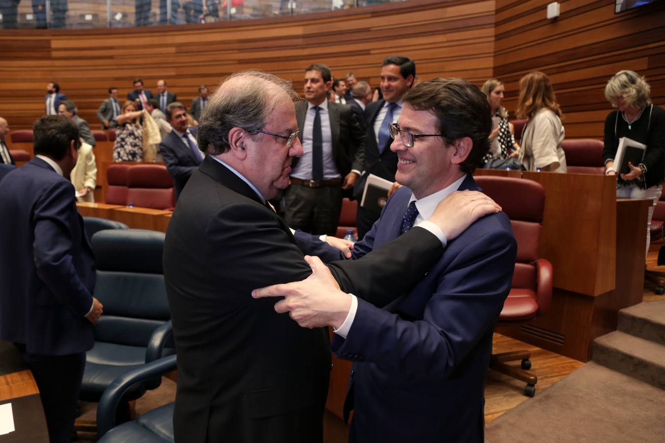 Fernández Mañueco, proclamado presidente de la Junta con 29 votos del PP y 12 de Cs. Mañueco recibe la felicitación de Juan Vicente Herrera después de la votación.