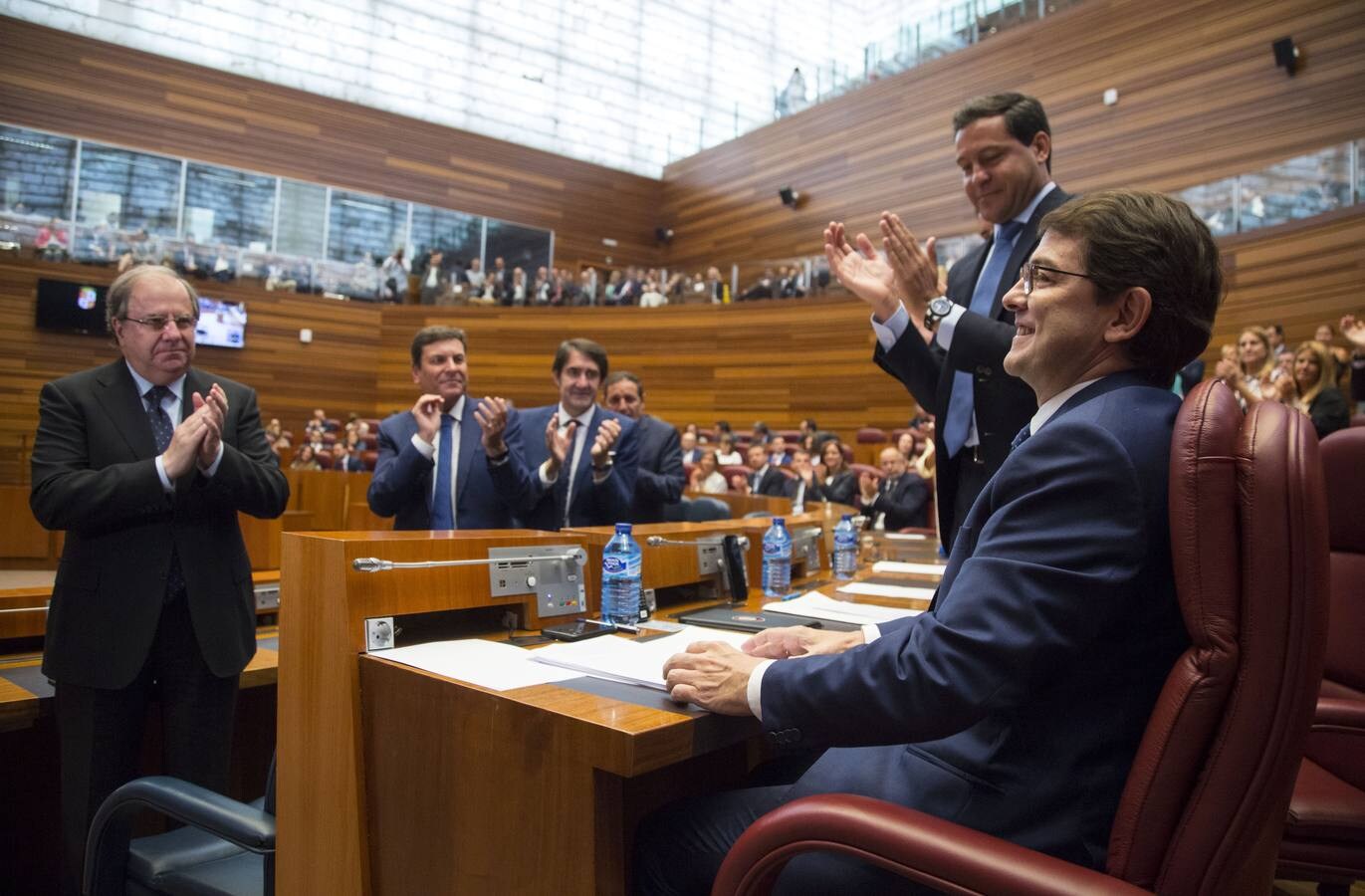 El candidato del PP a la presidencia de la Junta de Castilla y León, Alfonso Fernández Mañueco tras finalizar su intervención en el debate de investidura.