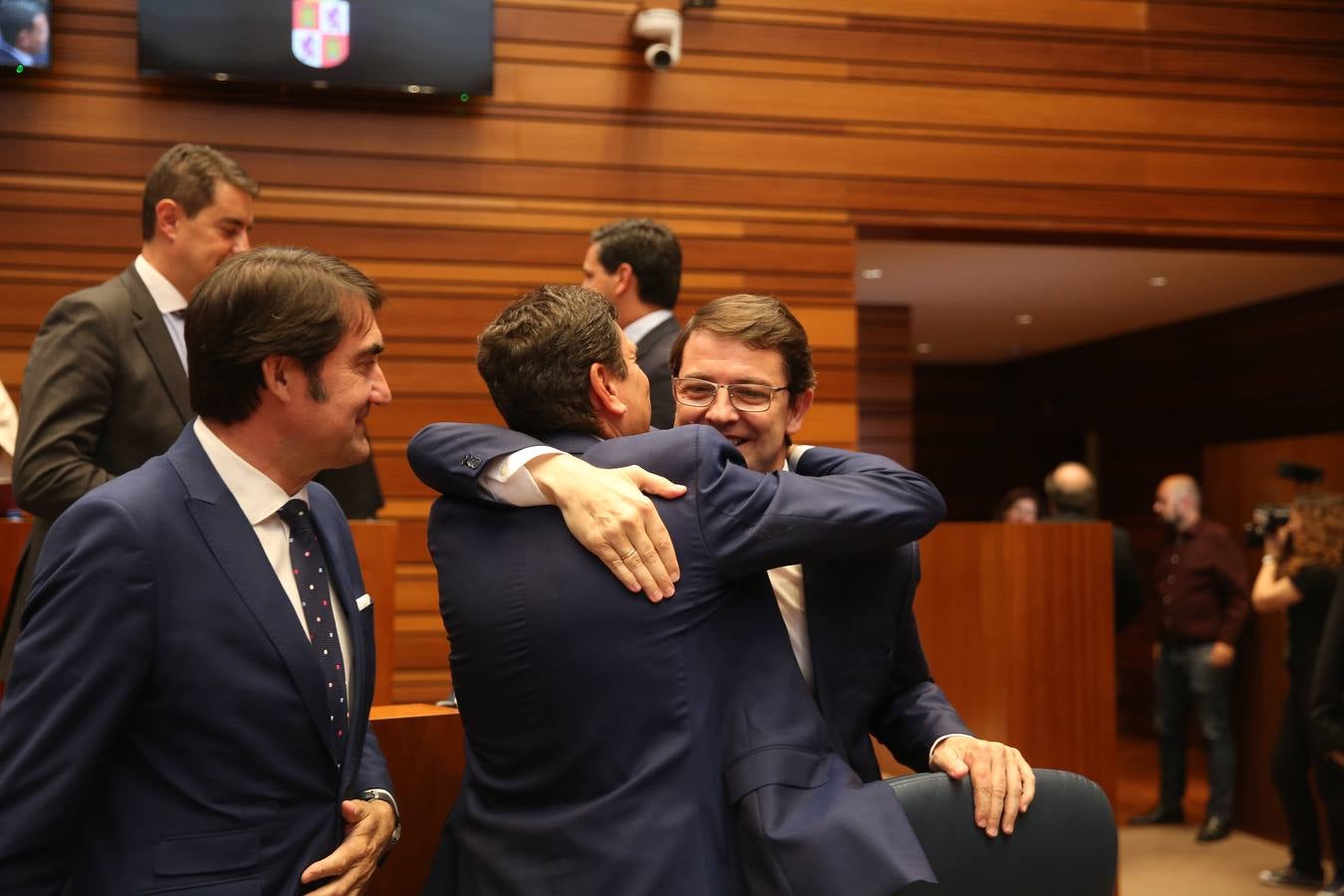 Mañueco ha contado con el apoyo de los 29 procuradores del PP y los 12 de Ciudadanos. PSOE (35 procuradores), Podemos (2 procuradores) y UPL han votado en contra mientras que Por Ávila y Vox se han abstenido