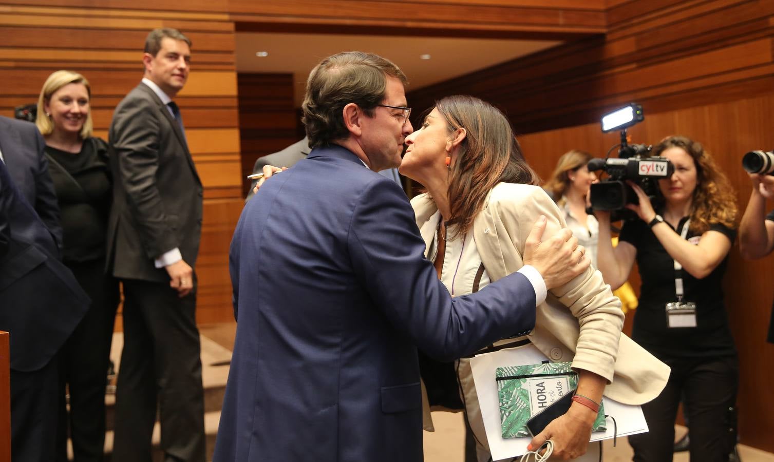 Mañueco ha contado con el apoyo de los 29 procuradores del PP y los 12 de Ciudadanos. PSOE (35 procuradores), Podemos (2 procuradores) y UPL han votado en contra mientras que Por Ávila y Vox se han abstenido