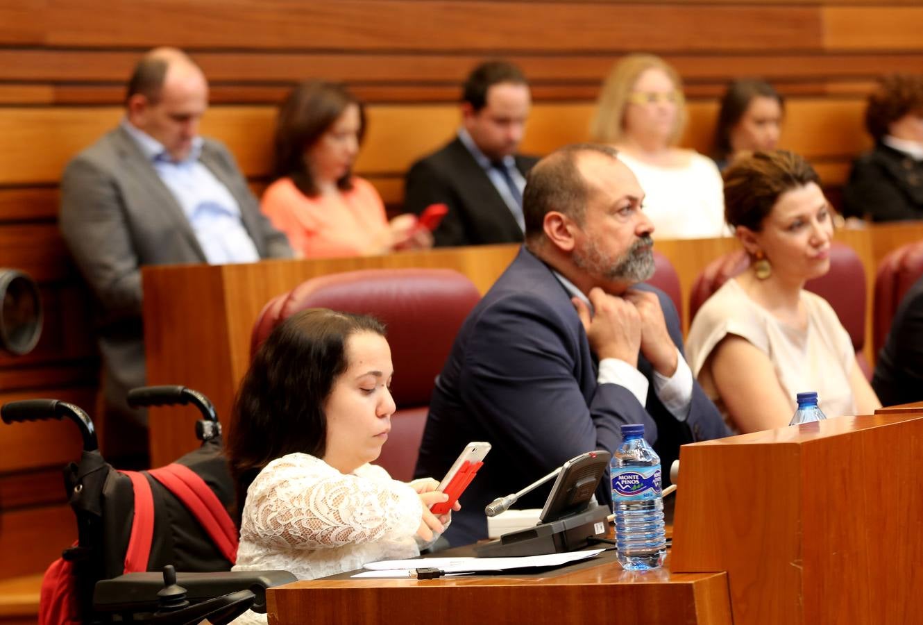 El líder del PSOE en la región, Luis Tudanca, fue el encargado de abrir la segunda parte de una sesión que calificó como «histórica» por ser la «primera vez en la historia de esta comunidad en la que no se elegirá presidente a quien a ganado las elecciones»