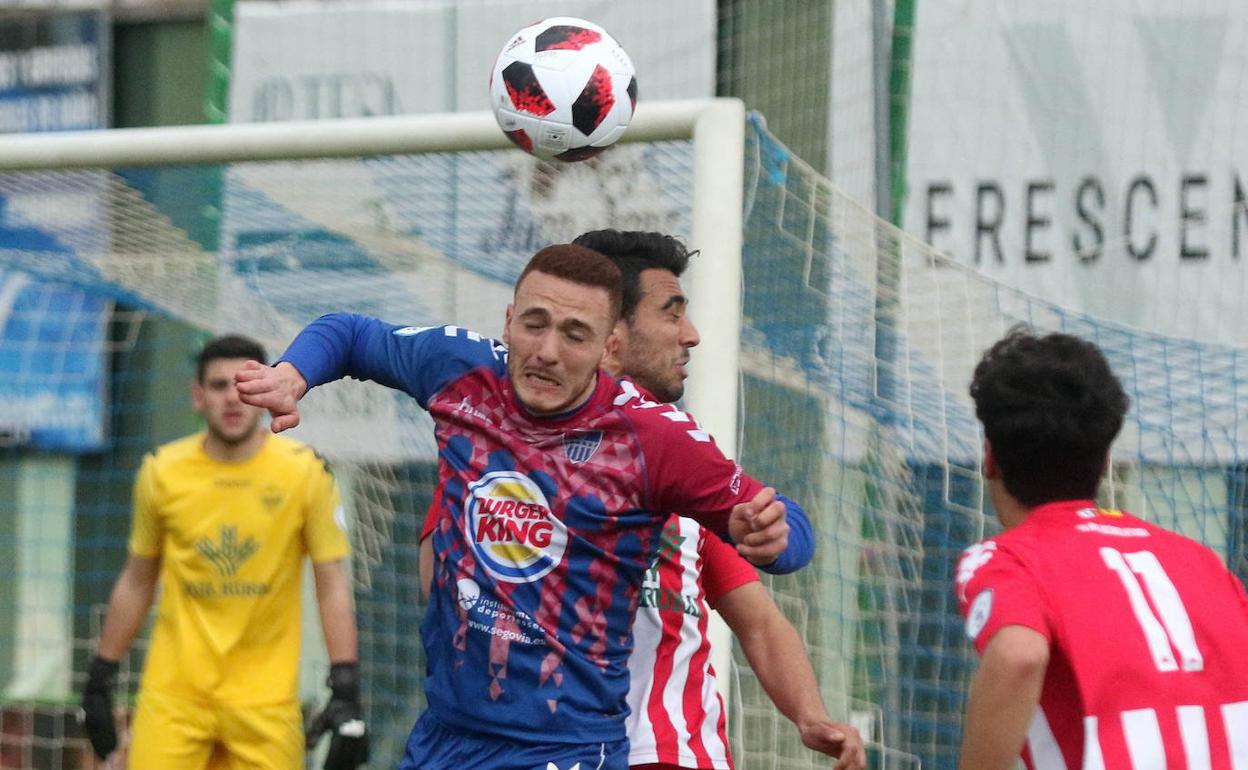 Agus Alonso, durante el partido que disputó la Segoviana frente al Atlético Tordesillas.