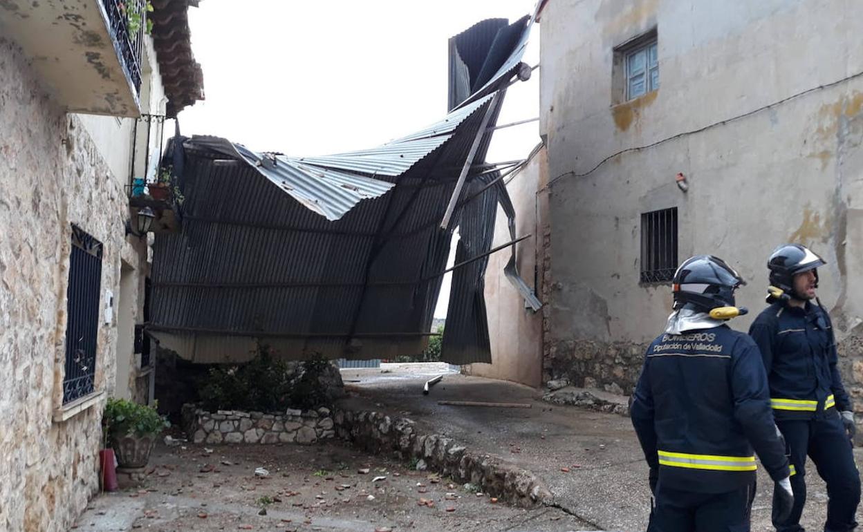 La chapa quedó encajada entre dos viviendas tras el vuelo.