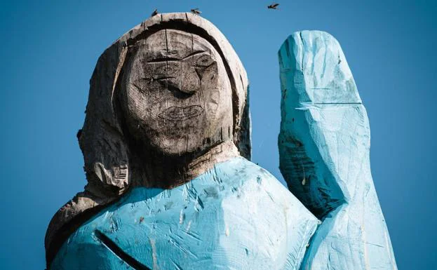 Detalle de la obra que representa a la primera dama el día de la toma de posesión de su marido.