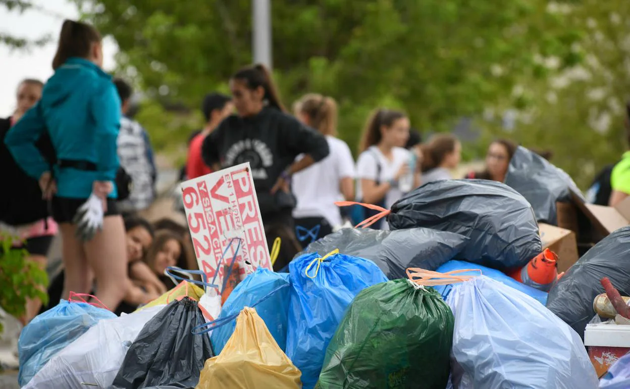 Las bolsas de basura recogidas esta mañana por el grupo de jóvenes en Parquesol. 
