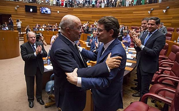Francisco Igea felicita a Fernández Mañueco después de la votación.