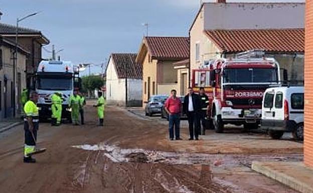 Labores de limpieza en las calles de Roales del Pan tras la fuerte tormenta. 