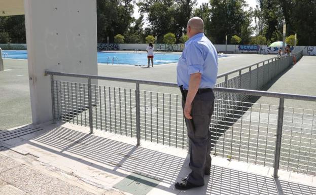 El agente de seguridad que en la tarde de ayer comenzó su servicio observa la piscina del Sotillo a unos metros de la socorrista. 