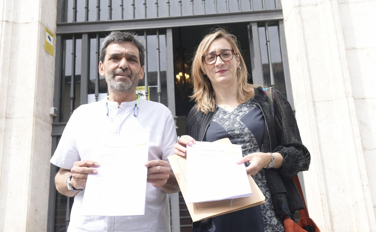 Los representantes de Toma la Palabra en Valdunquillo y Torrecilla de la Torre, José María Bernardo y Rocío Anguita, ante el Palacio de Justicia de Valladolid, antes de poner la denuncia en Fiscalía. 