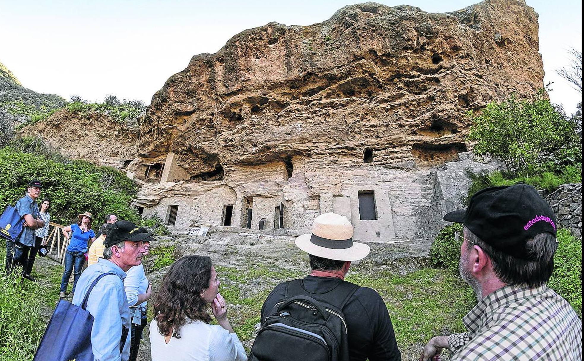 Miembros del Consejo Nacional de Patrimonio Histórico visitan el enclave principal de Risco Caído en 2017.