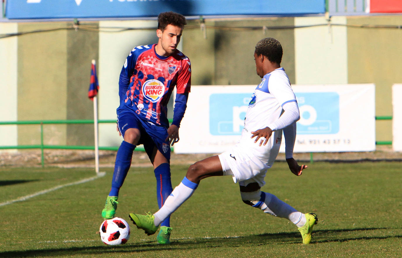 Juan de la Mata controla el balón durante un partido en La Albuera.