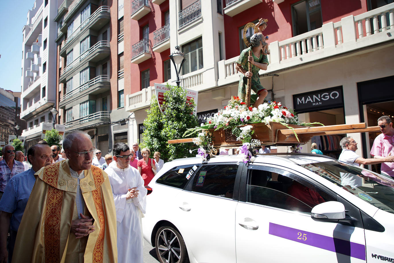 Celebración de San Cristóbal, patrón de los conductores, con la tradicional bendición a los vehículos.