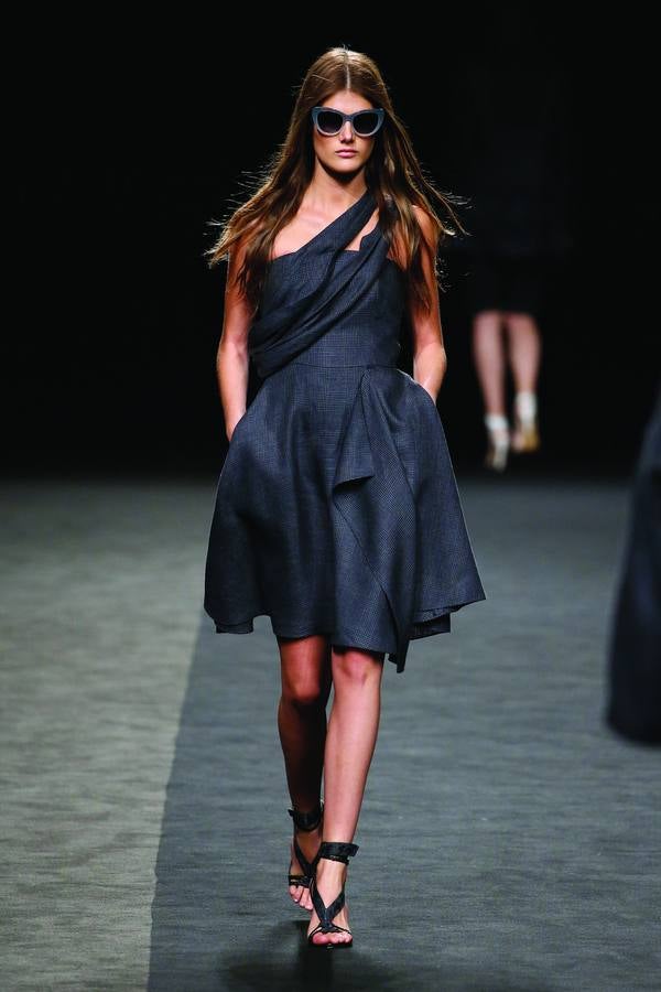 El joyero vallisoletano Antonio Zúñiga acompañó el desfile del diseñador argentino con su colección de esclavas, brazaletes, colgantes y anillos en oro inspirados en el ambiente setentero de la modelo y actriz estadounidense Marissa Berenson