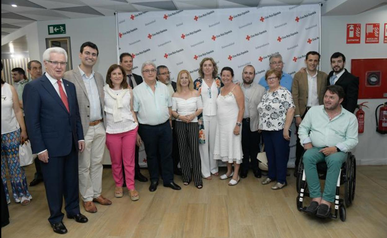 Foto de familia de autoridades y presidentes comarcales de Cruz Roja antes de la toma de posesión de sus cargos. 