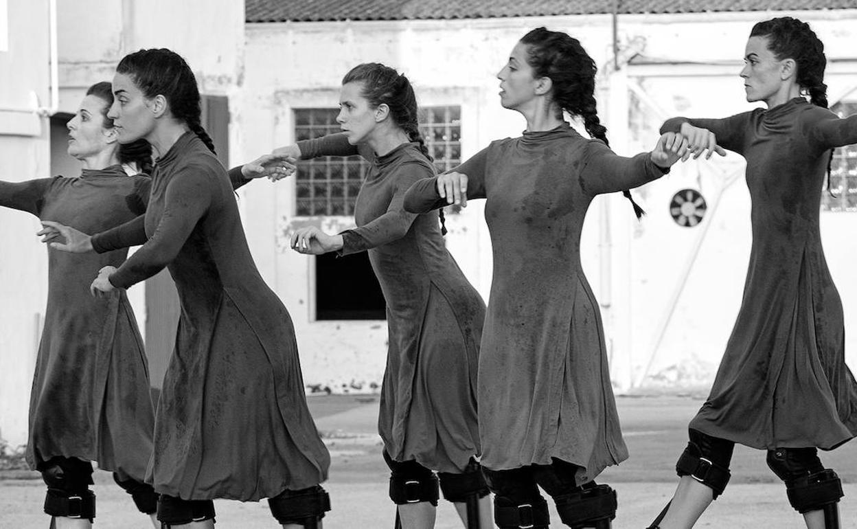 Las bailarinas realizan el espectáculo ''Mulïer'. 