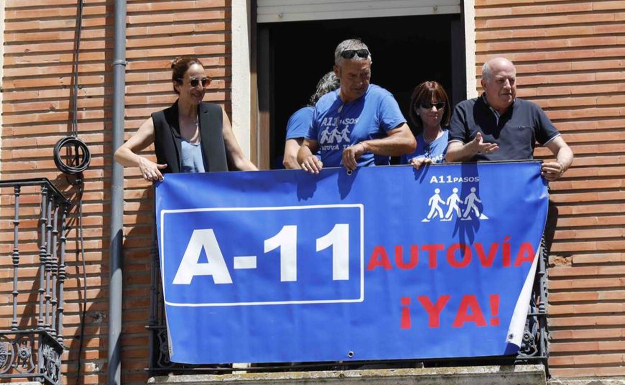 De izquierda a derecha: la concejala Laura Fernández (Peñafiel Futuro); miembros de la plataforma A11 Pasos, y el alcalde de Peñafiel, Elías Arranz (PSOE).