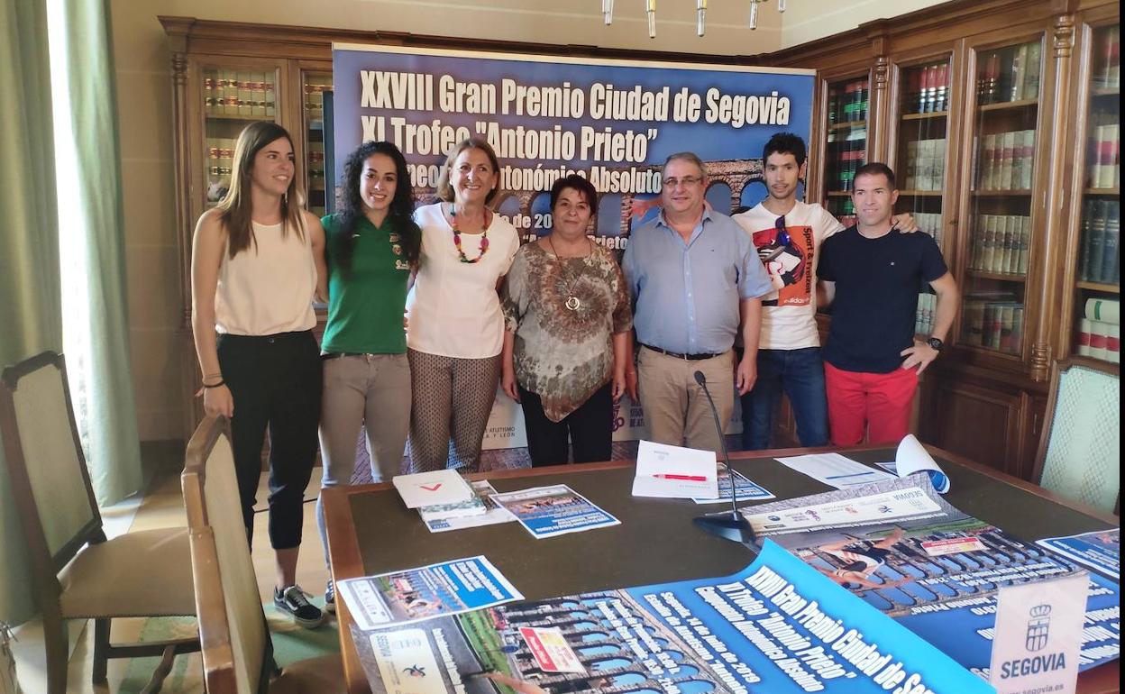 De izquierda a derecha, Leyre Sánchez, Sara Gómez, Marian Rueda, Clara Luquero, Gerardo García, Javi Guerra y Pedro Lorenzo, durante la presentación del campeonato.