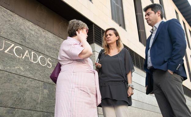 Los letrados Cayetana Carbonero, Laura Blázquez y Aitor de la Rosa, en los juzgados de Angustias, se preparan para enfrentar el turno. 