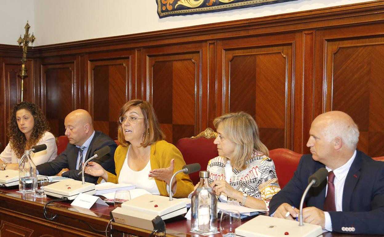 Carolina Valbuena, Luis Calderón, Ángeles Armisén, María José de la Fuente y Urbano Alonso en el pleno de esta mañana. 