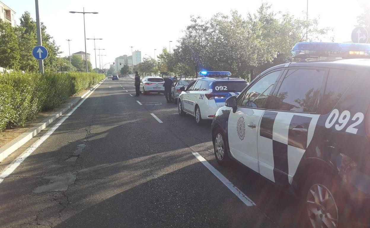 La Policía Municipal atiende al conductor que se salió de la vía en la avenida de Salamanca.