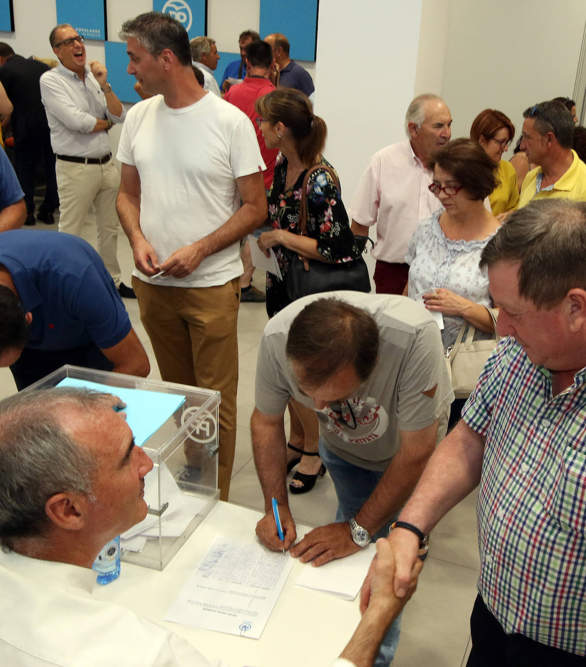 Fotos: Alcaldes y concejales del PP de Segovia eligen a sus diputados provinciales