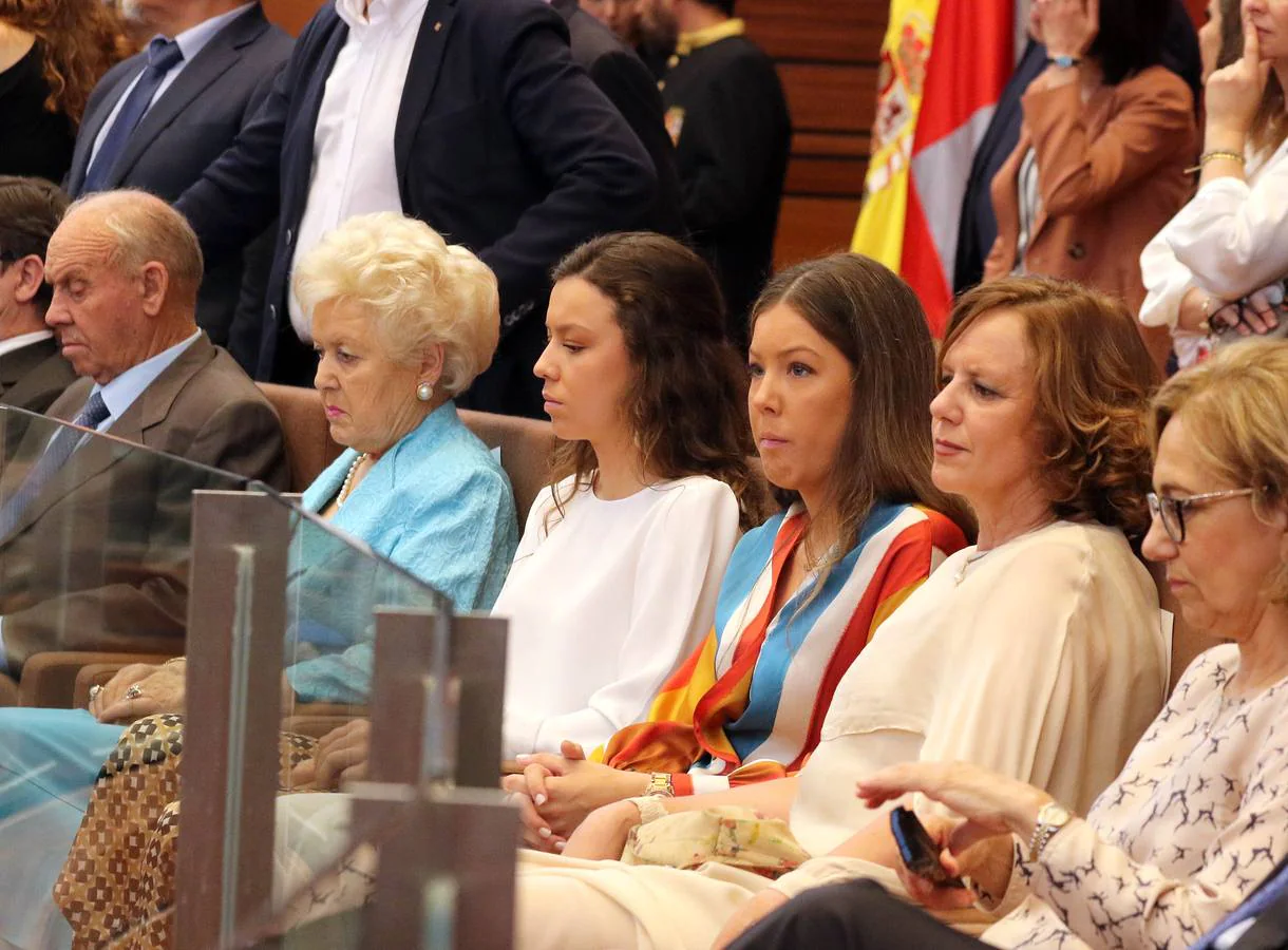 Cerca de trescientos invitados acompañan al nuevo presidente de la Junta de Castilla y León en «uno de los dos momentos más importantes de mi trayectoria política»