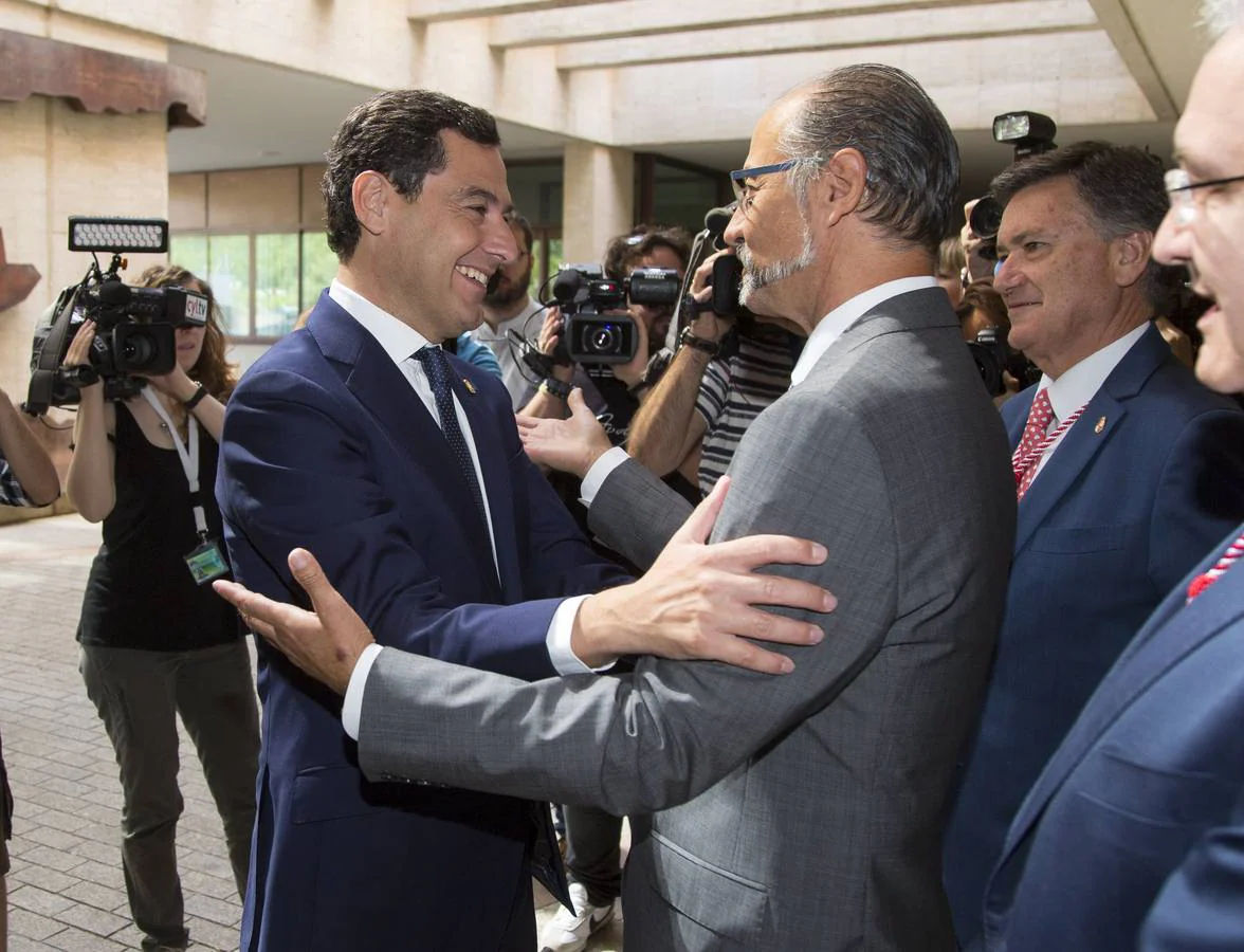 Cerca de trescientos invitados acompañan al nuevo presidente de la Junta de Castilla y León en «uno de los dos momentos más importantes de mi trayectoria política»