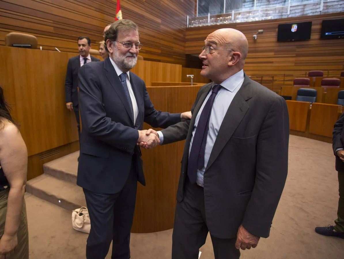 Cerca de trescientos invitados acompañan al nuevo presidente de la Junta de Castilla y León en «uno de los dos momentos más importantes de mi trayectoria política»