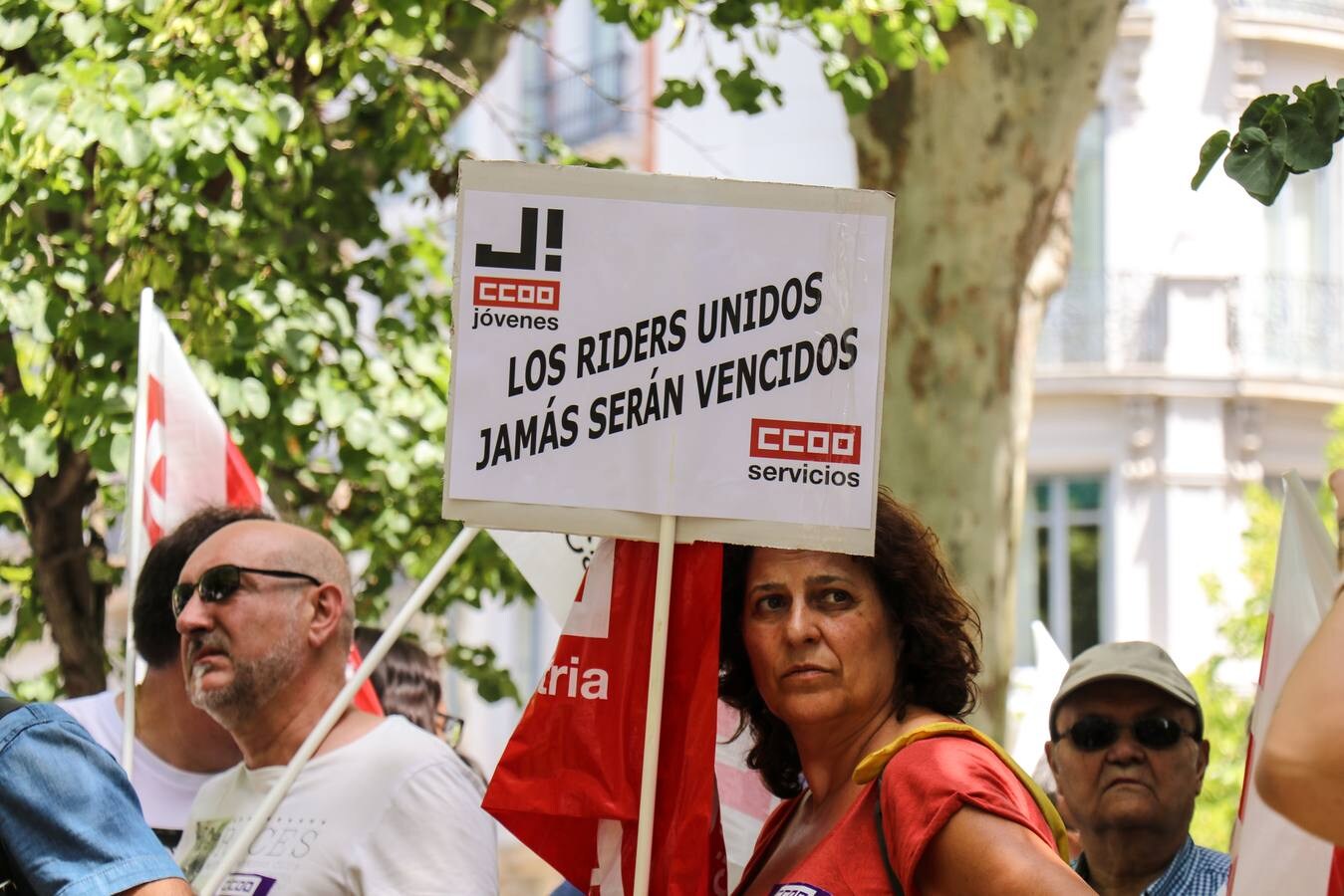 Unas 150 personas acudieron a la concentración celebrada en la Acera Recoletos para denunciar la falta de regulación del trabajo de estos repartidores