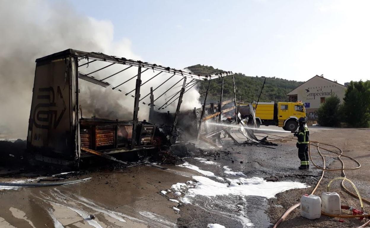 Camión en llamas en la carrerera N-122 a la altura de Peñafiel.