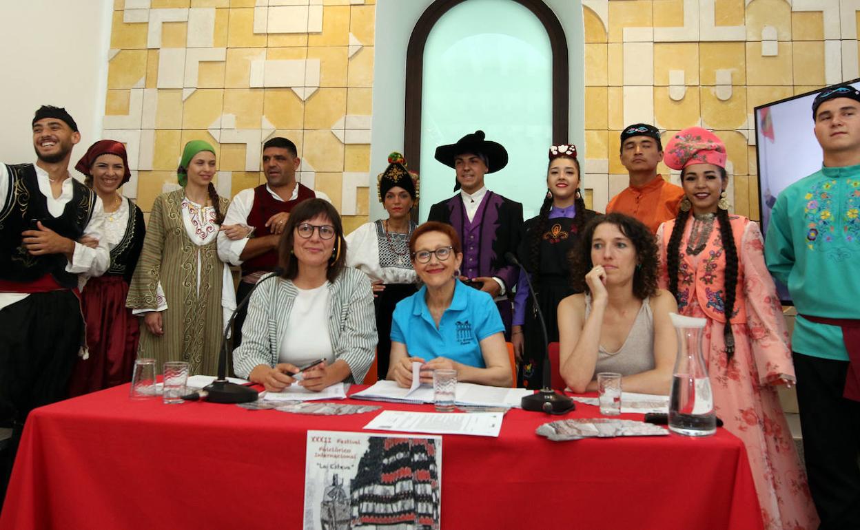 Presentación del festival con la presencia de representantes de los grupos. 