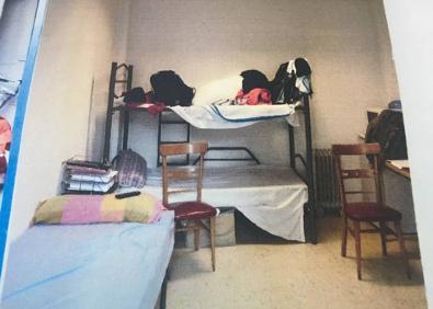 Imagen secundaria 1 - En la primera imagen, un técnico limpia el agua de la inundación de las pasadas tormentas en Arturo Eyries. En la siguiente imagen, la cama hace las funciones de armario, no hay ventanas en Pilarica. La última imagen es la puerta y única ventana en Pilarica.