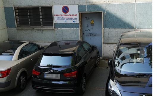 El aparcamiento reservado para ambulancia a la sombra. 