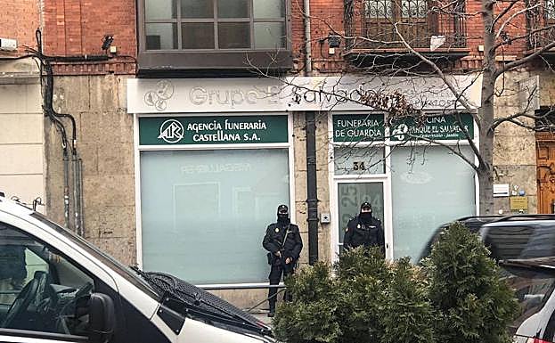 Registros policiales de la Operación Ignis en la sede de la funeraria, el pasado enero.
