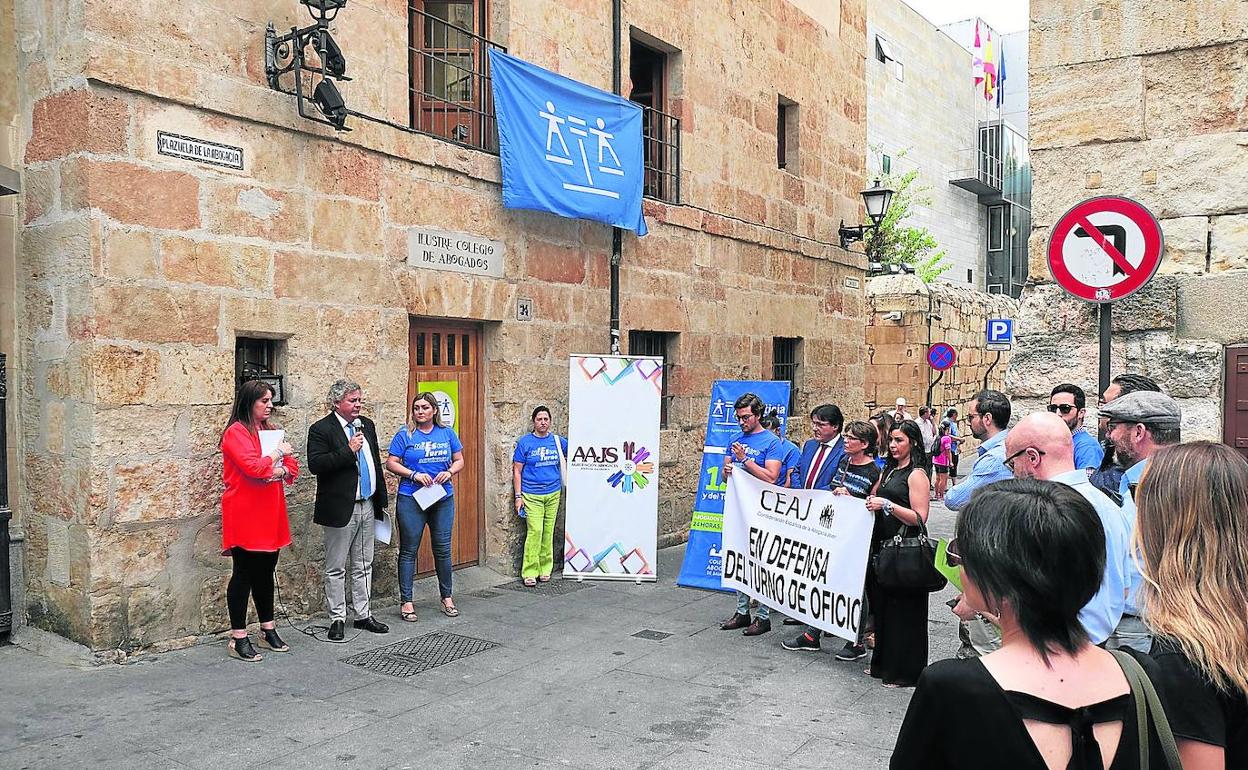 Un momento de la lectura de uno de los manifiestos reivindicativos junto a la sede del Colegio de Abogados con motivo del Día de la Justicia Gratuita.