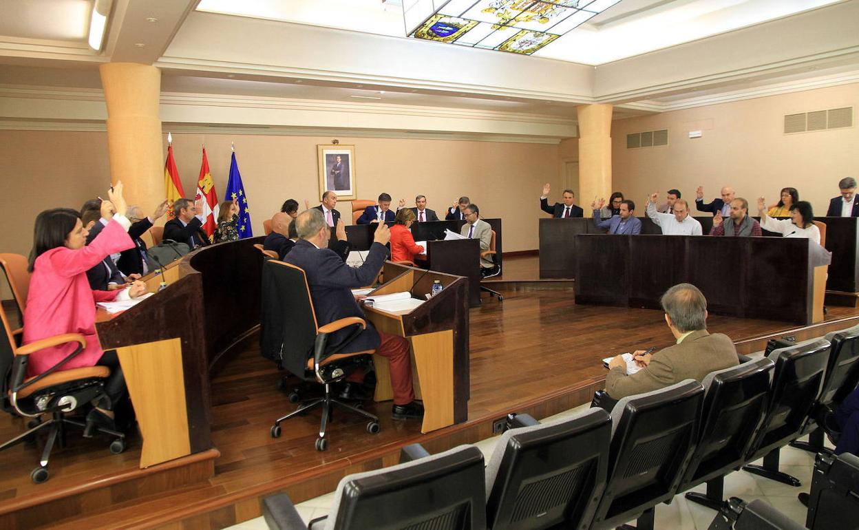 Votación en uno de los últimos plenos celebrados por la Diputación de Segovia en este mandato. 