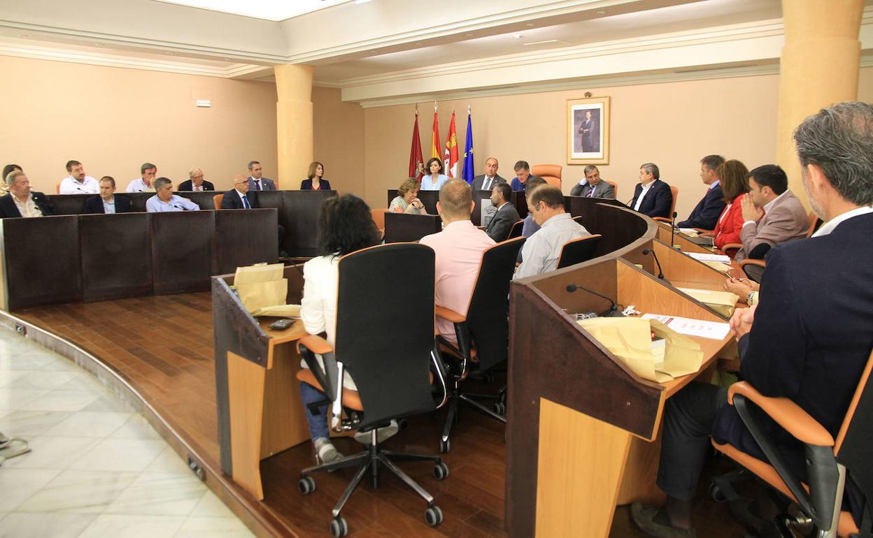 Pleno de la Diputación de Segovia visto desde la bancada socialista. 
