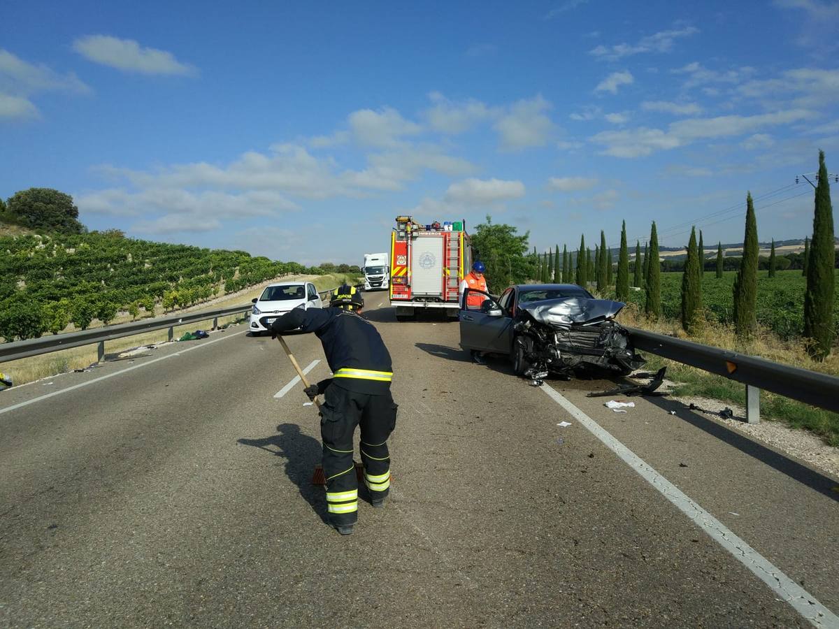 Fotos: Tres heridos en una accidente de tráfico en la carretera N-122 en Valladolid